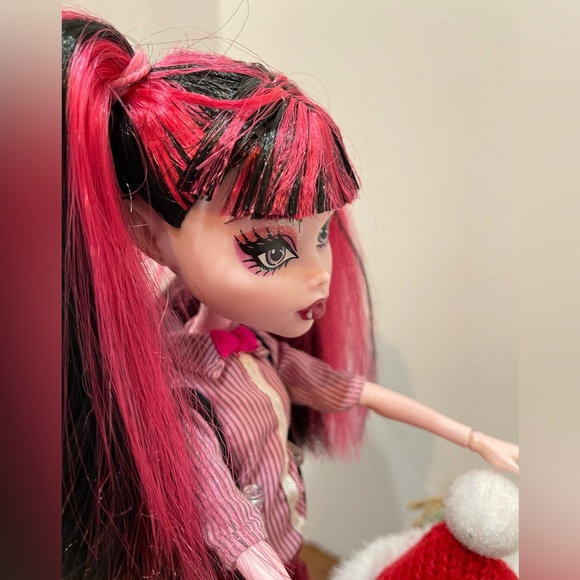 Monster High Draculaura Forbitten Love Doll In The Newspaper Club Outfit - Picture 8 of 16